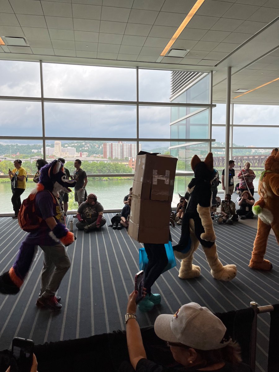 Shoutout to this wonderful person in the #anthrocon2023 fursuit parade