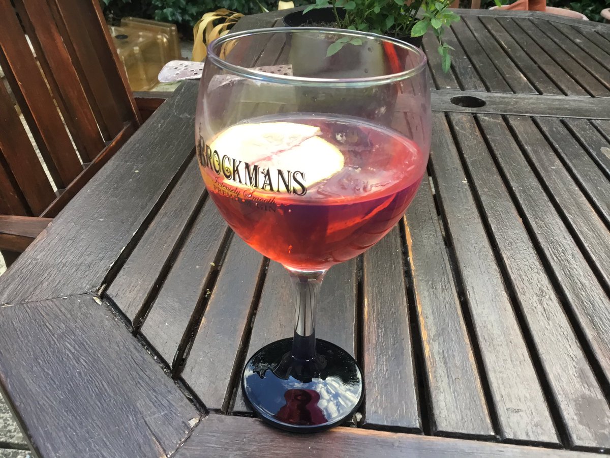 TheTinyGarden1's tweet photo. Some wild flowers from a week ago and a soothing gin from today. Happy weekend everyone. #flowers #weekend #garden https://t.co/g8Crj5tcq2