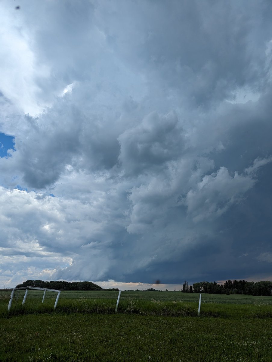 SkillessMrT's tweet photo. Bergen storm right now taken from east #abstorm https://t.co/rTwQ4hjsVh