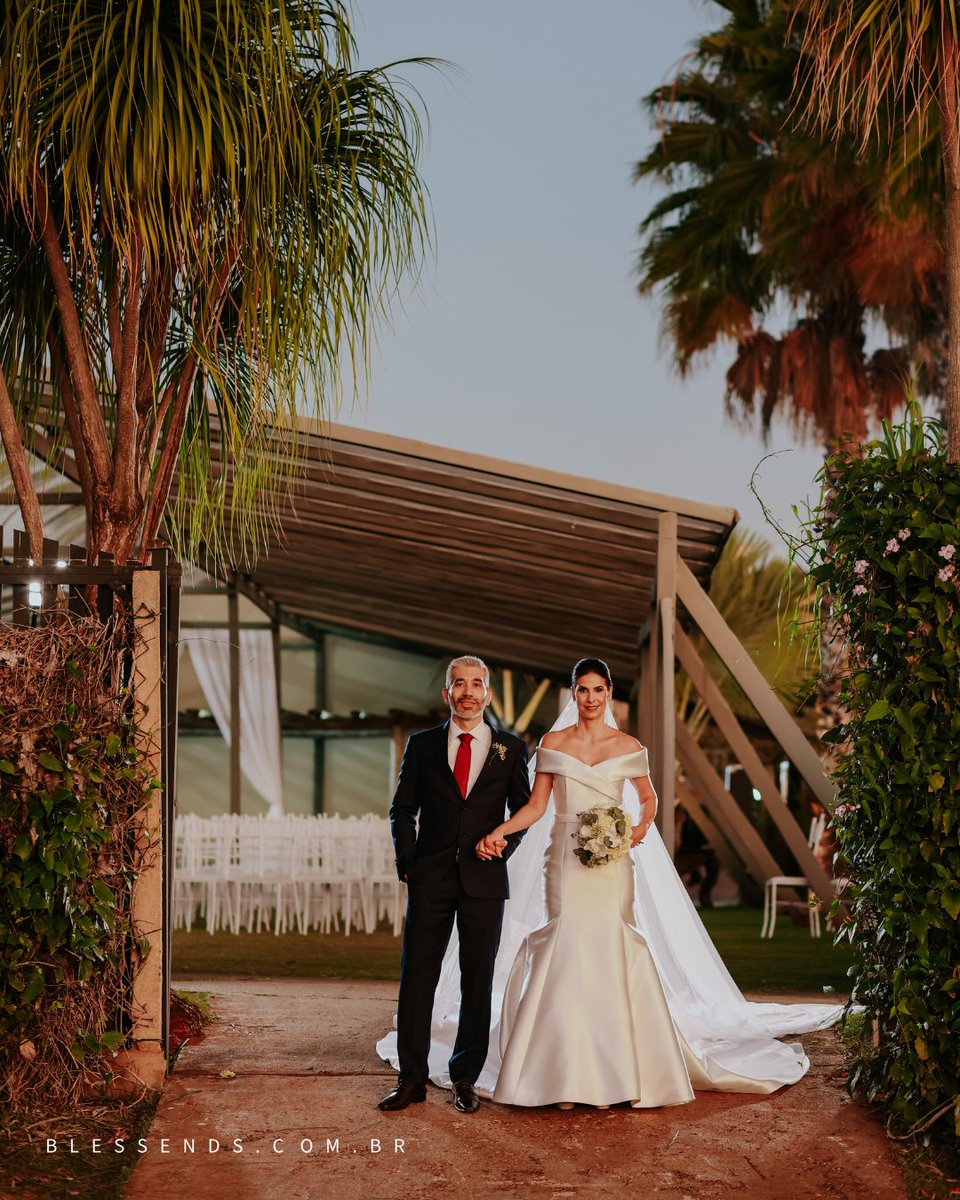 blessends_'s tweet image. No silêncio desse momento, os olhares revelam a conexão profunda entre os dois corações. O mundo se torna pequeno diante da grandeza desse amor. Nessa foto, capturamos a magia de um instante íntimo e singular, onde o tempo parece suspenso. #casamentos2023 #noiva #noivo #noivado