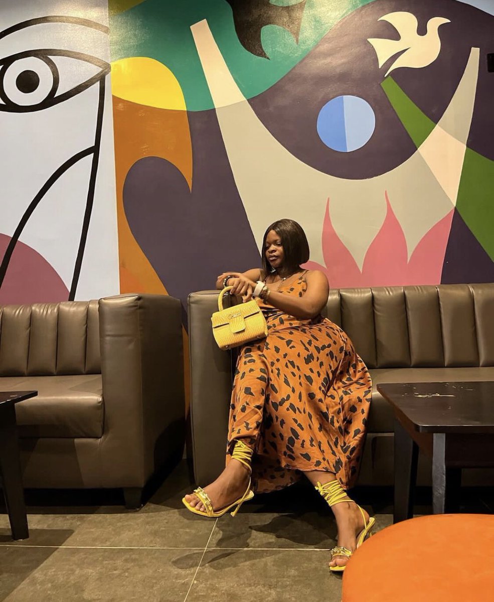 charaluxury's tweet image. The beauty that is @HrmMotunrayo 😍🥰

Spot the “MAY” Bag in Yellow😍

We love it when you tag us and sends us reviews of our products❤️

#chará
#charáwoman
#handmadebag #pagesbydamicommerce #flutterwavecommerce #flutterwavemarket
#leatherproducts 
#bagsinlagos