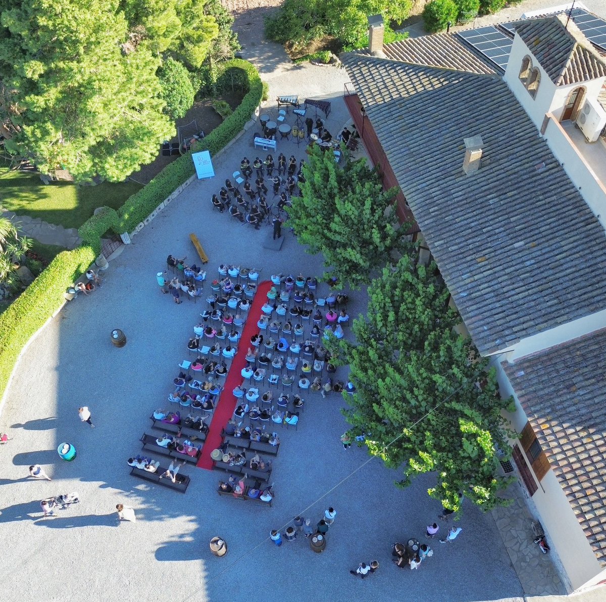 DOMusicata's tweet image. 2600 GRÀCIES A TOTHOM!!!!
aquesta és la recaudació benèfica d’avui i us ensenyem la foto de la tarda: 200 persones gaudint del concert de la Banda Simfònica de Reus i tastant els vins Josep Foraster i Ilusión+… 
què més es pot demanar?? 

L’any vinent més i millor!!