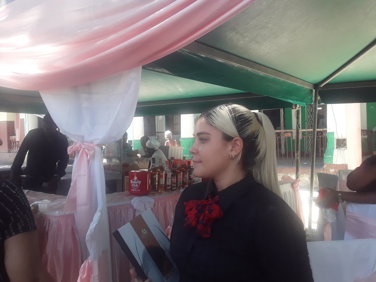 CGC_Cuba's tweet photo. La avenida Carlos III, con el auspicio del Centro de Gestión del Conocimiento MINCIN, acoje con alegría el inicio del Verano, con la presencia de diversos actores vinculados a las actividades del comercio y con la participación entusiasta del pueblo habanero. #CGCMINCIN https://t.co/AgNlZdFl19