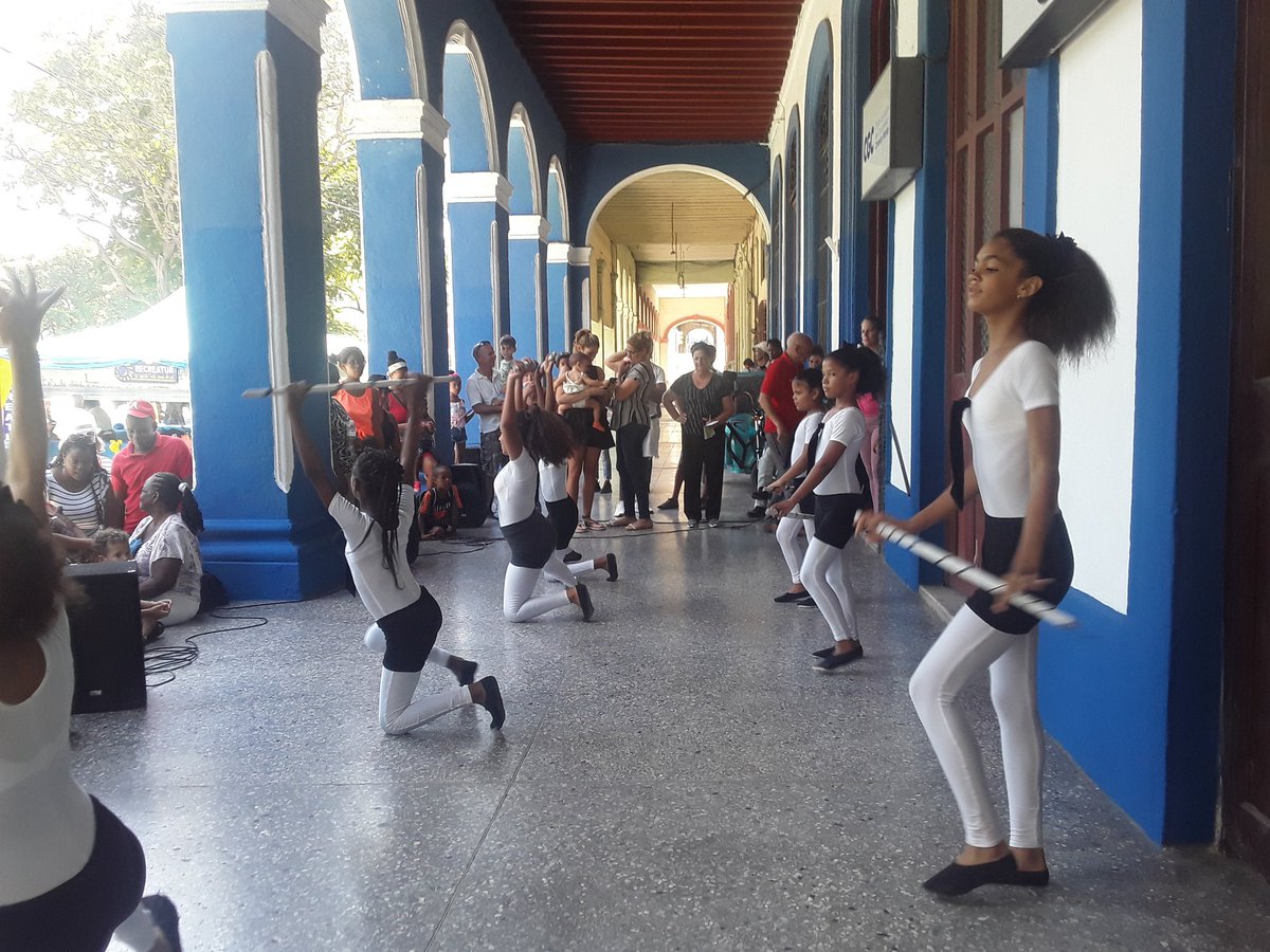 La avenida Carlos III, con el auspicio del Centro de Gestión del Conocimiento MINCIN, acoje con alegría el inicio del Verano, con la presencia de diversos actores vinculados a las actividades del comercio y con la participación entusiasta del pueblo habanero. #CGCMINCIN