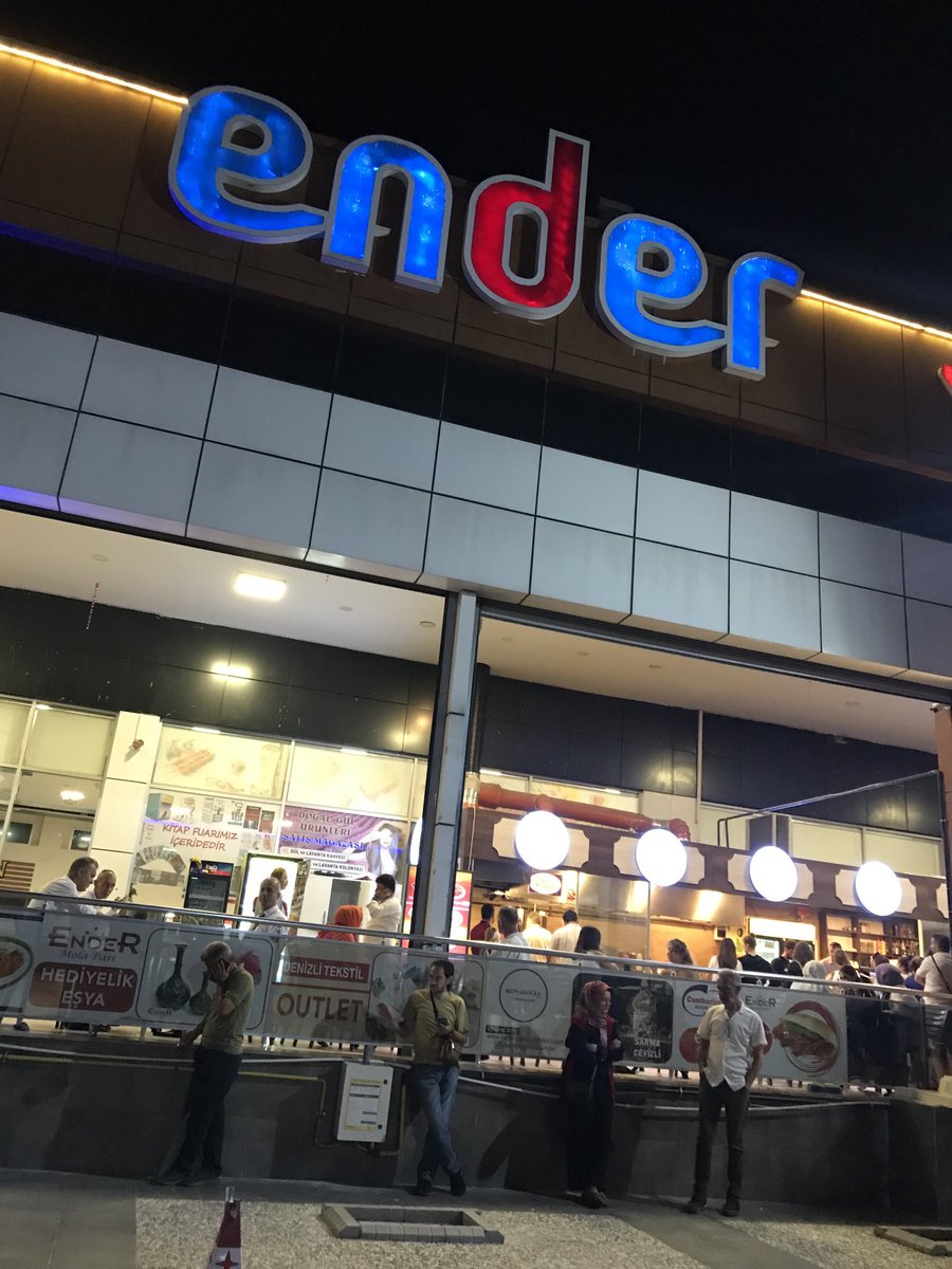 spervanlar61's tweet photo. Babamın dinlenme tesisine yardıma geldik. Kardeşime  “ kızım sen tezgaha geç, bana sen de boşları topla.” dedi.
Direkt alt klasmanda işe başladım. https://t.co/Y9wtasuzTf