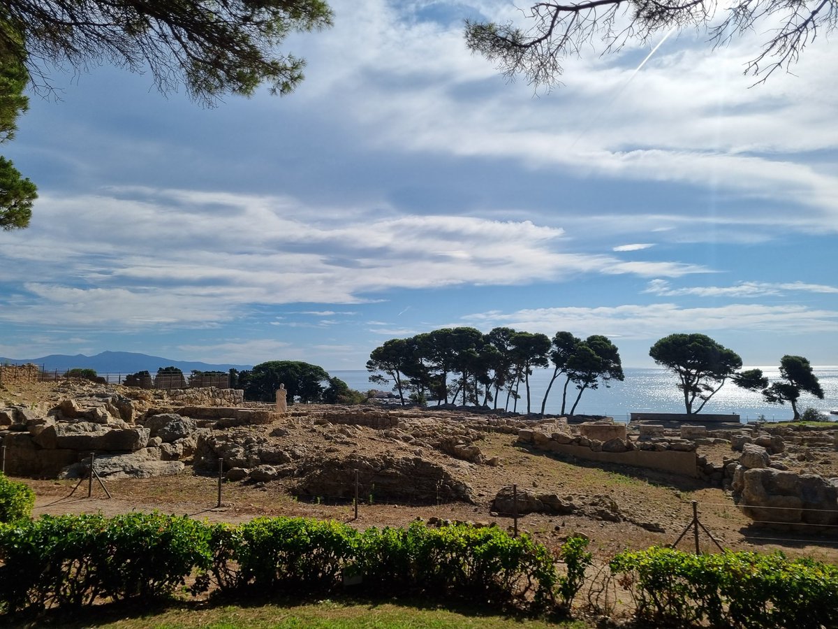 gemnadal's tweet photo. 💙 #Empúries: pocs escenaris parlen tan bé del nostre passat, de les nostres arrels, del país que som i que volem ser 

Avui, amb els candidats i candidates de @JuntsGirona el #23F, compromesos amb les comarques gironines i les persones

@JuntsXCat https://t.co/cuYMLrt311