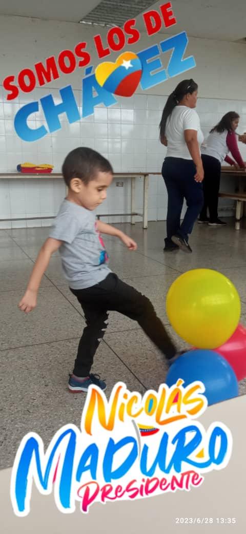 Fundavv21's tweet photo. #fundavivechavezeterno.    Seguimos demostrando que con amor y buena voluntad se construye un mejor país , brindando alegría a los más pequeños de la Casa.  De la mano de nuestro presidente Nicolás Maduro Moros . Juntos somos más. Fundación Viviendo Venezolano CHÁVEZ ETERNO. https://t.co/bOUGv3jwMP