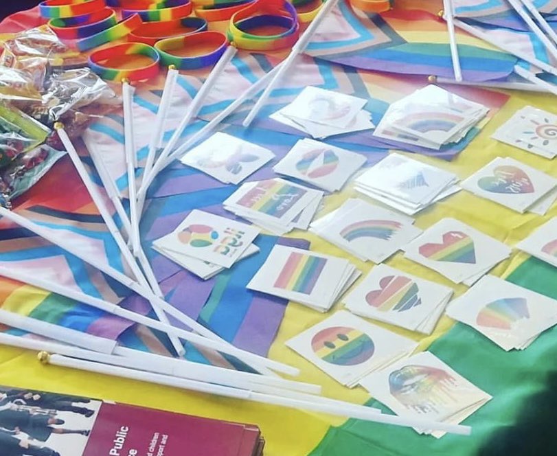 Wonderful day at #BridlingtonPride today with the amazing ER School Nurses promoting their confidential text messaging service #ChatHealth. We also shared details of our brand new Youth R&W College for YP aged 11-18: youth.humberrecoverycollege.nhs.uk