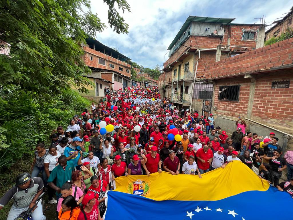 Galindez_vzla's tweet photo. Guarenas es Chavista // Hoy estuvimos junto al pueblo marchando por las calles de #Guarenas donde los barrios se desbordaron de alegría en respaldo a nuestro Presidente @NicolasMaduro. 

 #ParlamentarismoDeCalle https://t.co/Mv8w2AZqg8