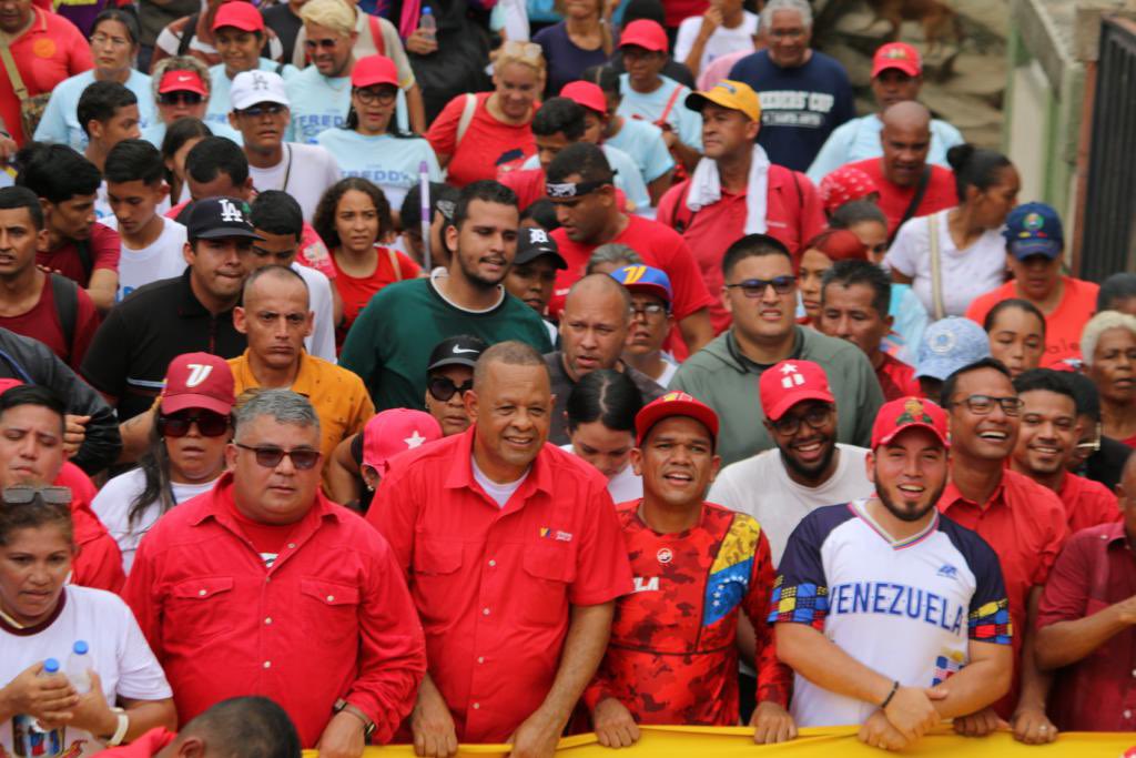 Galindez_vzla's tweet photo. Guarenas es Chavista // Hoy estuvimos junto al pueblo marchando por las calles de #Guarenas donde los barrios se desbordaron de alegría en respaldo a nuestro Presidente @NicolasMaduro. 

 #ParlamentarismoDeCalle https://t.co/Mv8w2AZqg8