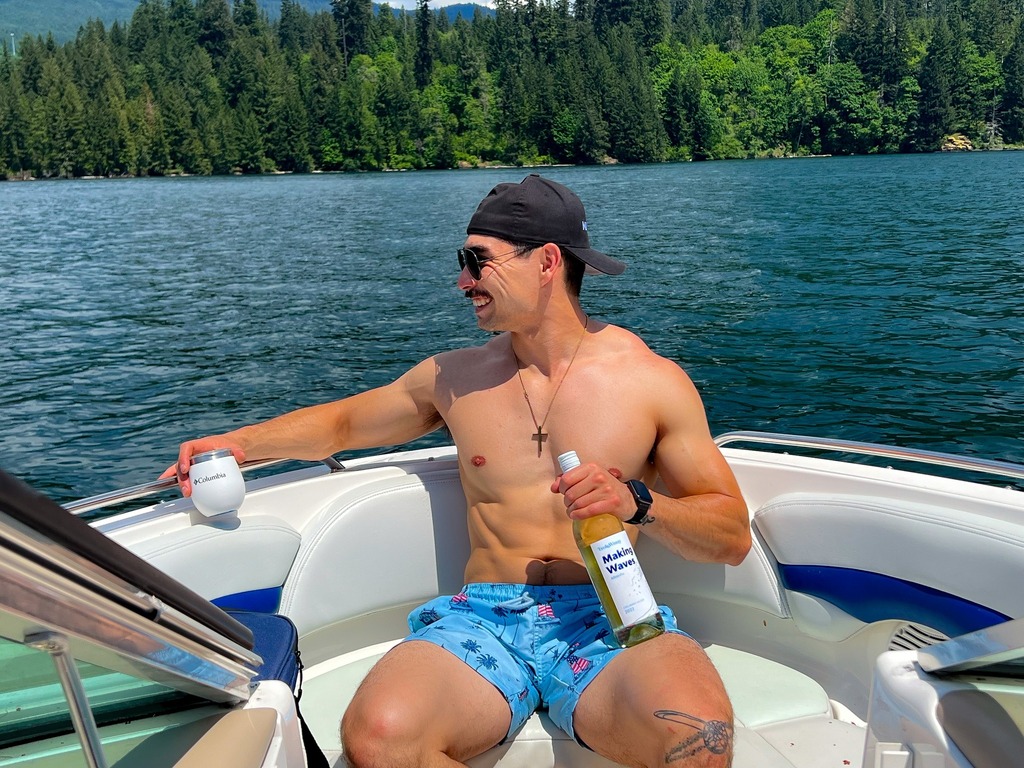 Does this guy look familiar? 😜 SUNS OUT, GUNS OUT! Evoke Vancouver Tasting Room rep Thomas is out there Making Waves! 🌊

.
.
.
#evokewinery #stayevocative #wines #winetasting #oregonwinery #wineflight #wineweekend #4thofjuly Check out our latest post on Instagram! 🥂