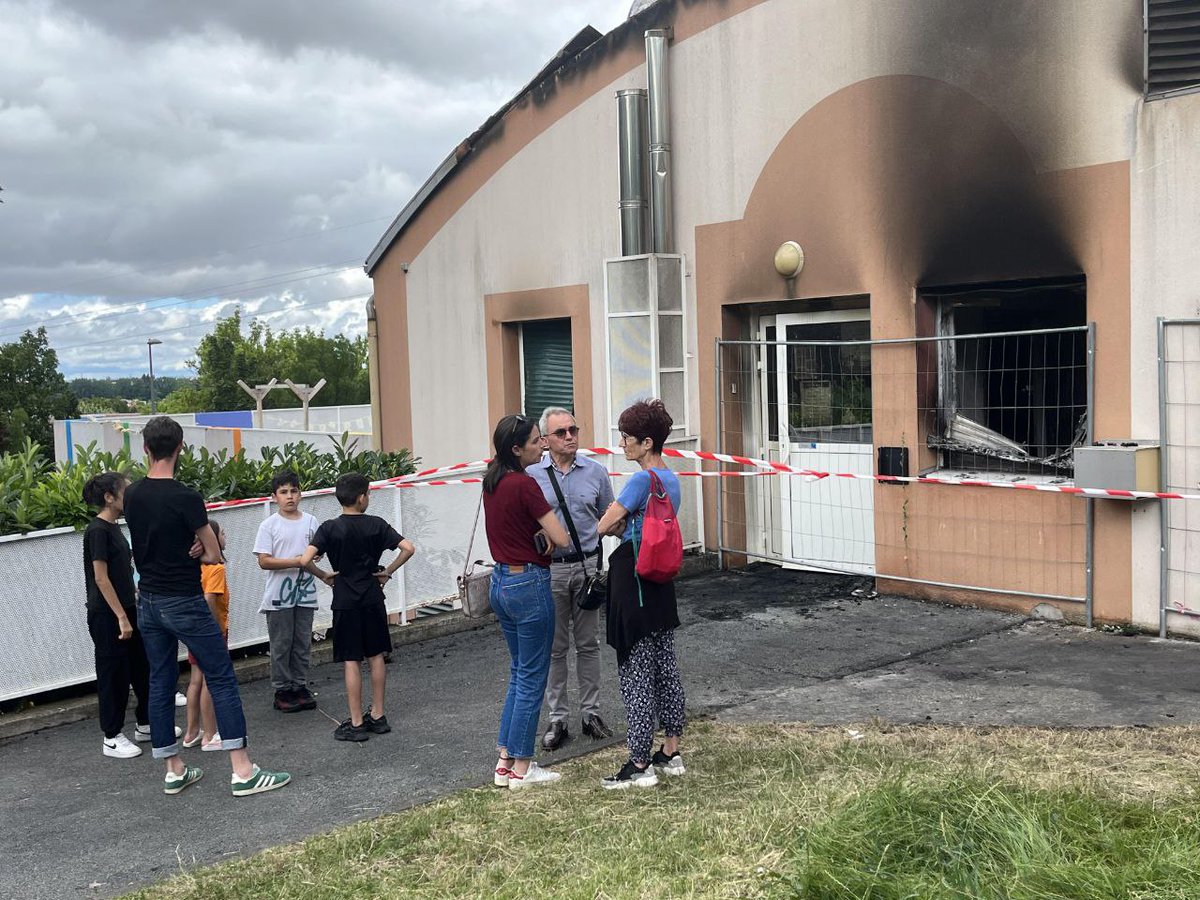 MarianneMaximi's tweet photo. Échanges avec les habitants de Croix-de-Neyrat devant la Maison de Quartier incendiée cette nuit. 

Tristes et inquiets face à ces trois derniers jours de révolte et en colère car tout cela était prévisible. 

Tous attendent des réponses et de l'apaisement de la part du Président https://t.co/wKqICmIEzC