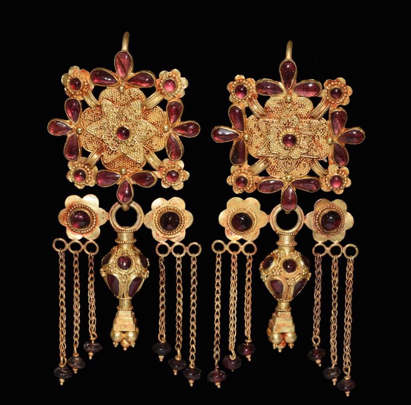 Preciosos pendientes de oro y granate datados en el s.IV a.C. #AntiguaGrecia 

(Colección privada)