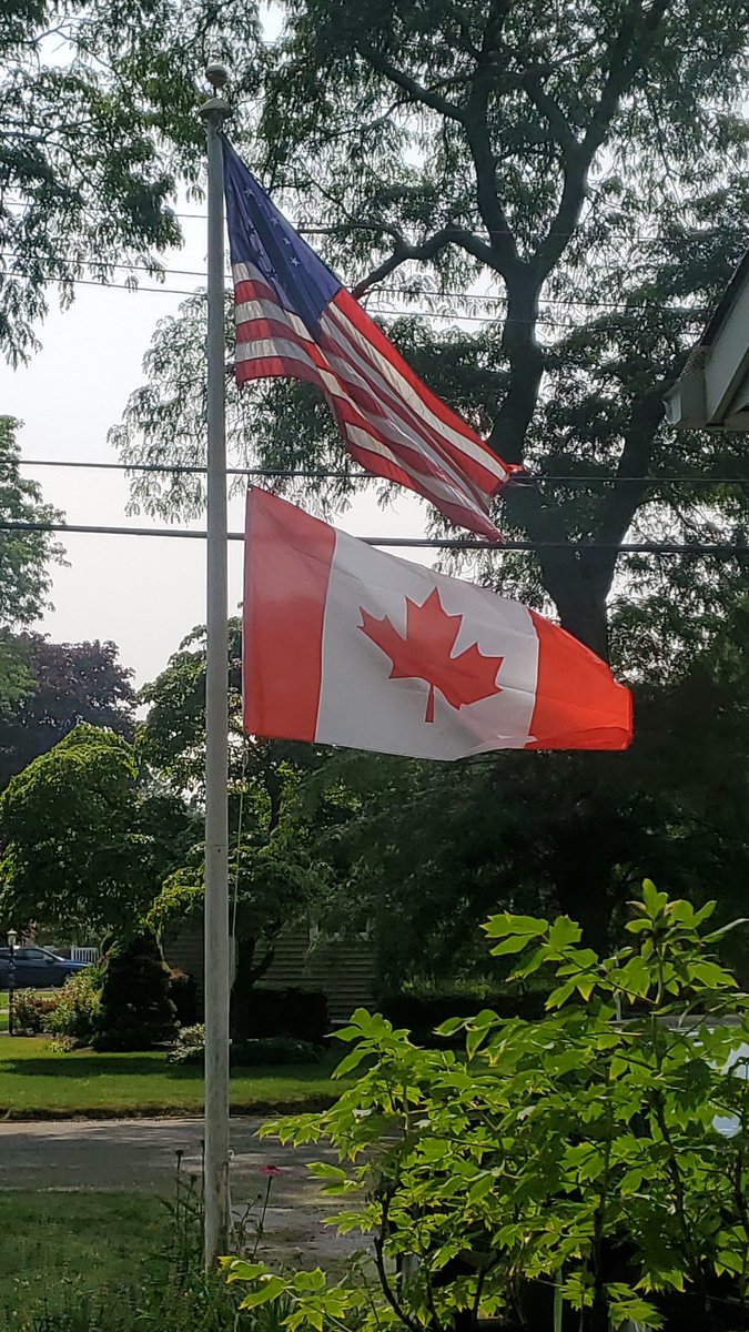 ENFD240's tweet image. Celebrating #CanadaDay2023 here in New York... Canadian flag on the pole, listening to Gordon Lightfoot, drinking Molson and breathing the fresh, crisp Canadian air that's blown down this way
