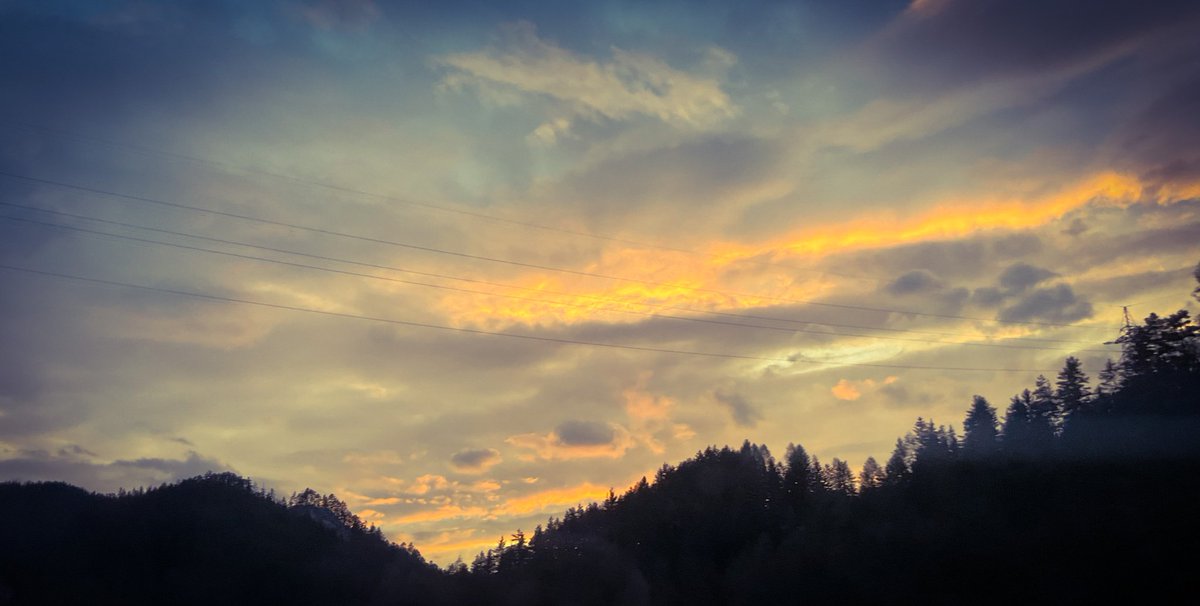 westphal's tweet photo. Abenddämmerung am Semmering fotografiert aus dem rollenden NightJet. Danke für die top Strecken-Empfehlung @FlorianGasser im Zeit Alpenpodcast! #bahn #3lh https://t.co/kDHT6ZoWi7