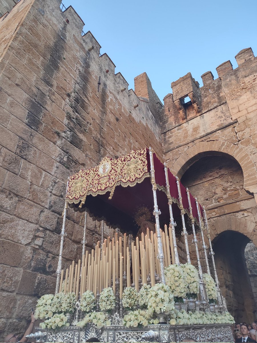 AlsonD_Llamador's tweet photo. 🔴 21:35 La Virgen del Mayor Dolor @delamargura pasa por la Puerta Sevilla.

#MagnaCarmona #TDSCofrade https://t.co/BeDg407nHi