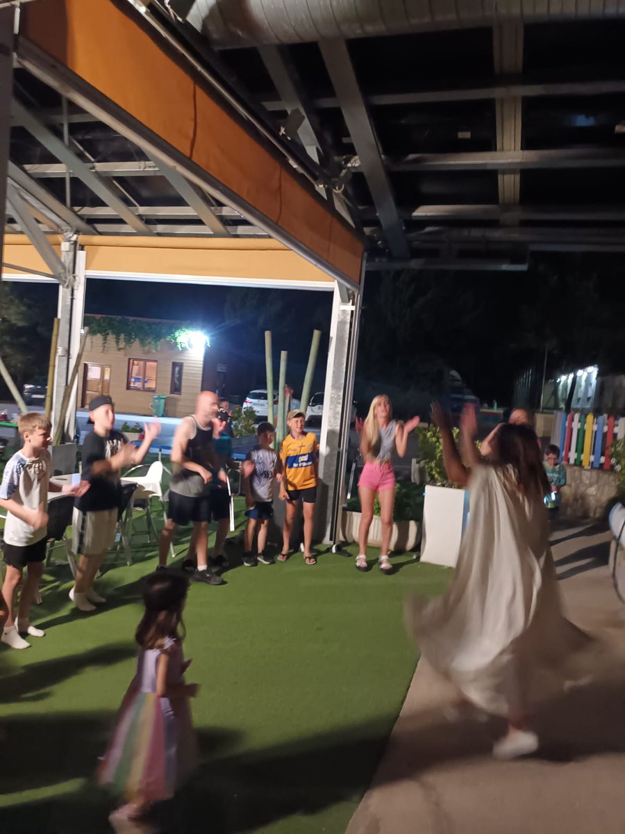 Noche de juegos. «Camping Madrid Arco Iris», ¡VERANO FELIZ!  #actividadesEnMadrid #Animación #Splash #familyfriendly #bungalows #Suites #turismoMadrid #momentos #Madrid #conniños #Naturaleza #CampingMadrid #BusCampingMadrid @CampingMadridArcoIris @RestauranteMadridArcoIris