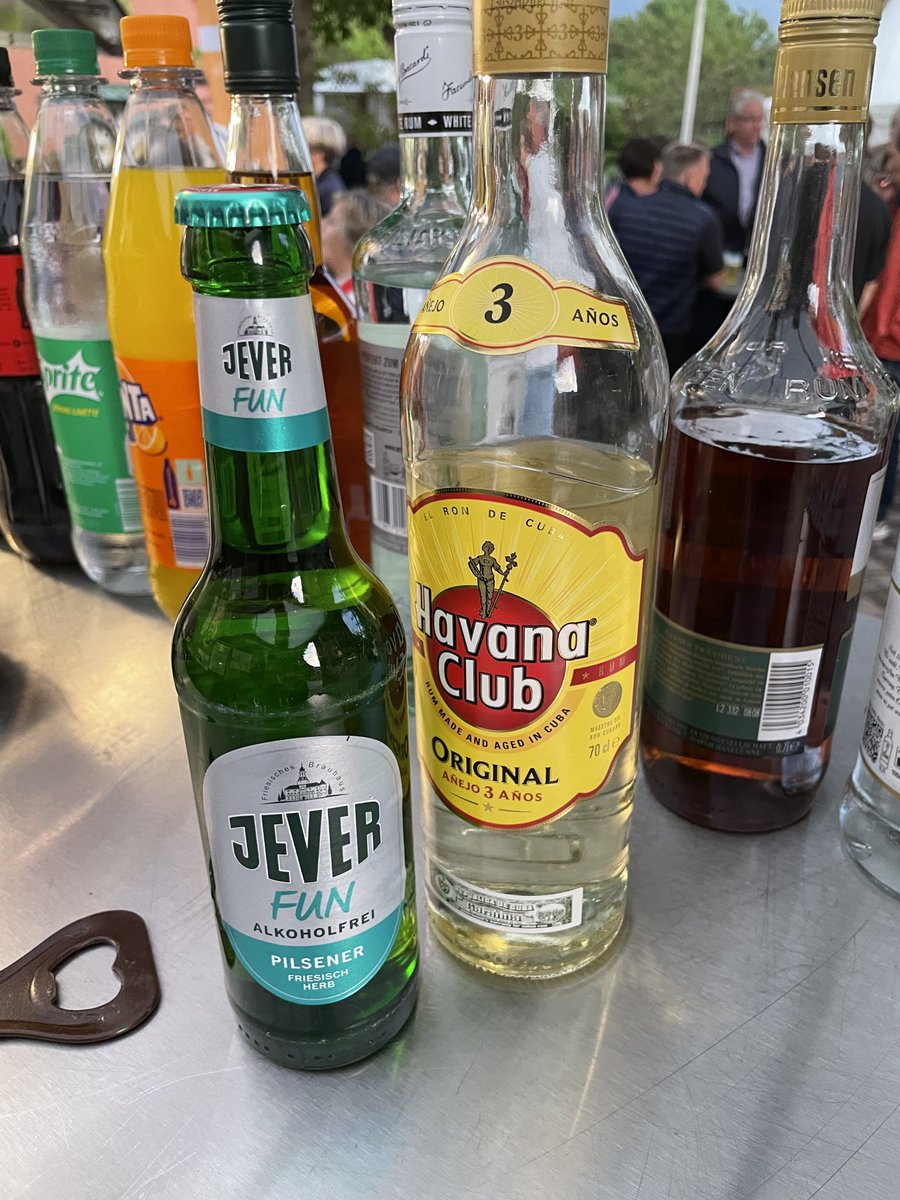 deixes's tweet photo. Mittsommernachtsfest bei uns in der Gemeinde.
Meine neue Longdrink-Kreation Jever Fun-Havanna verkauft sich bislang nicht so wie erhofft… 😐
#JeverFun https://t.co/ga8SyEe8HG