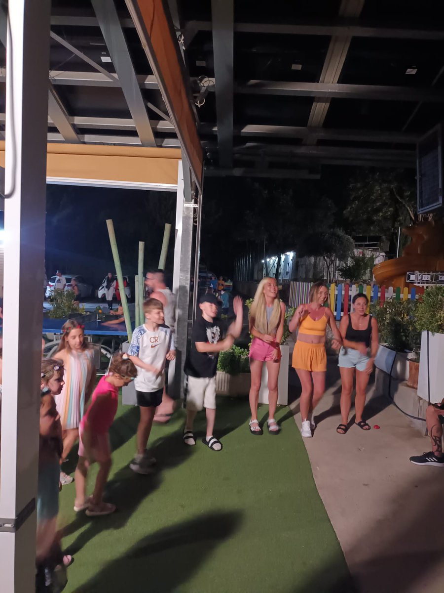 Noche de juegos. «Camping Madrid Arco Iris», ¡VERANO FELIZ!  #actividadesEnMadrid #Animación #Splash #familyfriendly #bungalows #Suites #turismoMadrid #momentos #Madrid #conniños #Naturaleza #CampingMadrid #BusCampingMadrid @CampingMadridArcoIris @RestauranteMadridArcoIris