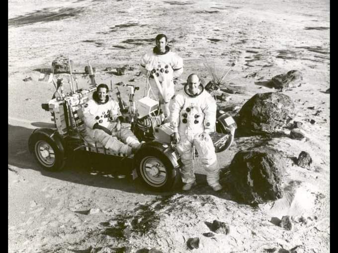 Nisan 1972, NASA arşivlerinden astronotlar ayda temiz hava alıyor.
O günlerde her şey mümkündü😃
