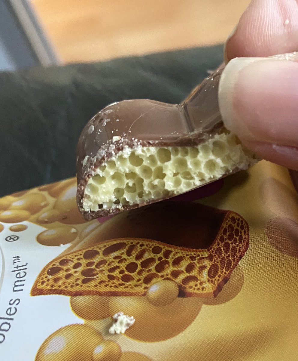 goEmmaC's tweet photo. Hmmm, wondering why the insides of this @Nestle  #GoldenHoneycomb #AeroBar looks nothing like colour on the wrapper? #IsItMe #ExpectationVersesReality https://t.co/tIDK4VwHhJ