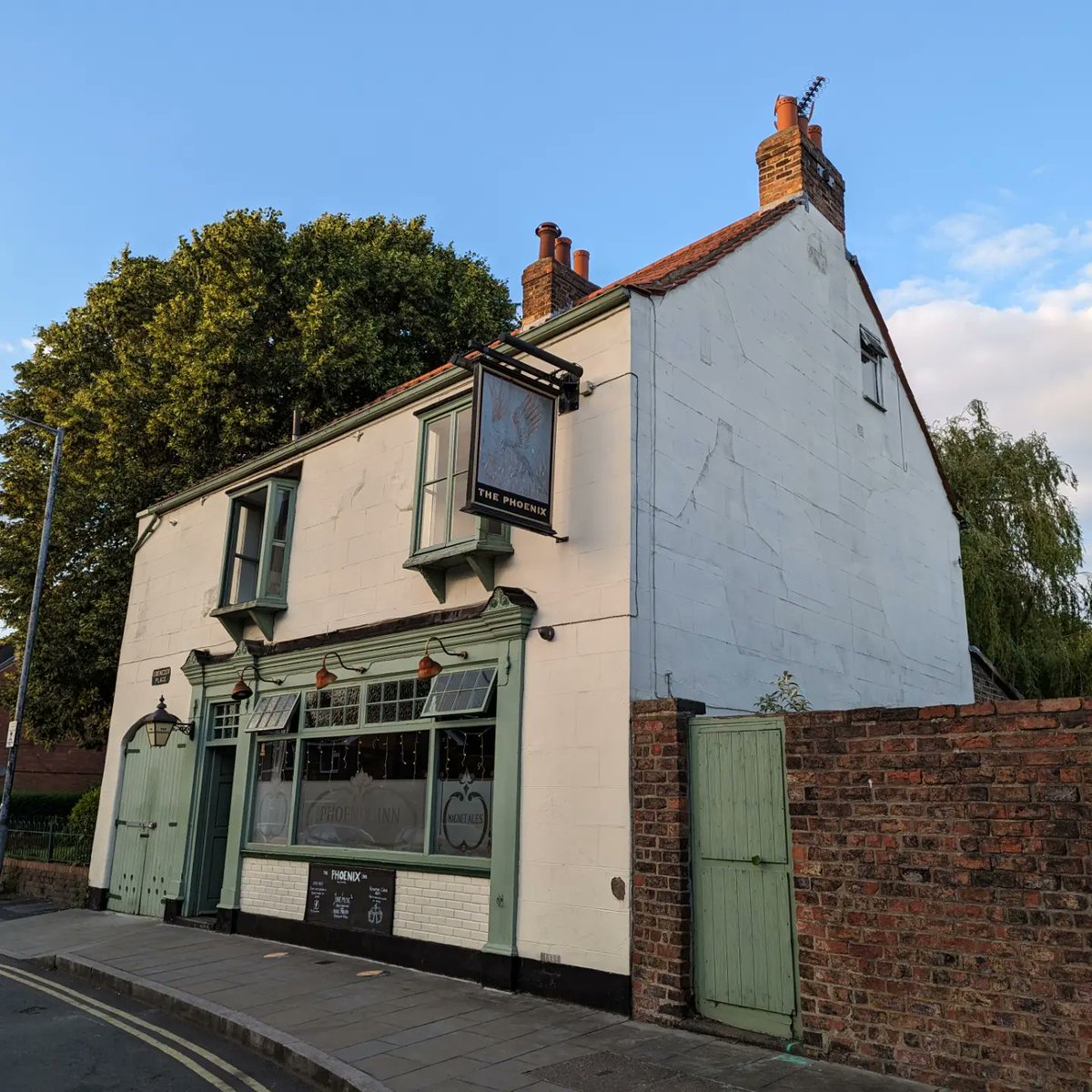 RoamingRidings's tweet photo. We made it, full circle of the walls finishing at @phoenixinnyork. Nice pint of @RatBrewery black IPA to top it off.
#yorkpubs #pubguide #york #onlyinyork #yorkbeer #pubs #publichouses #greatbritishpub #pubreviews #bars #barreviews #barguide #exploreyork #craftnotcrap https://t.co/vzxyMtvIjM