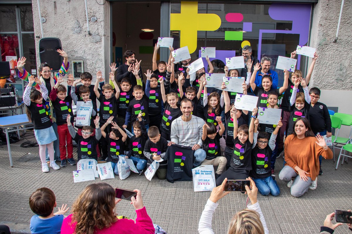 Entregamos los diplomas a los 40 niños que participaron del primer curso de Rasti en nuestra Escuela Municipal de Robótica. Felices de poder brindar herramientas valiosas para el futuro de nuestros chicos. 
Junín, lugar de oportunidades!