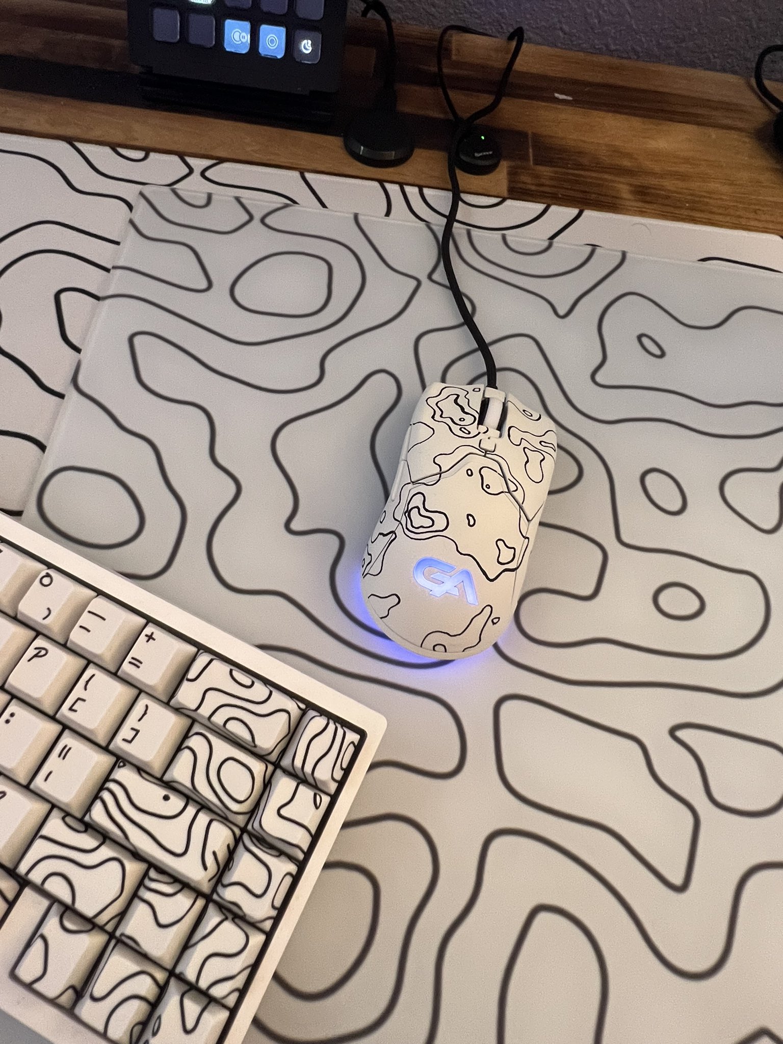 GutzyAiden on X: White Topo Keycap set + mousepad + glass pad + custom  viper mini 😅 So many new products coming and I'm excited about it 👀🔥   / X