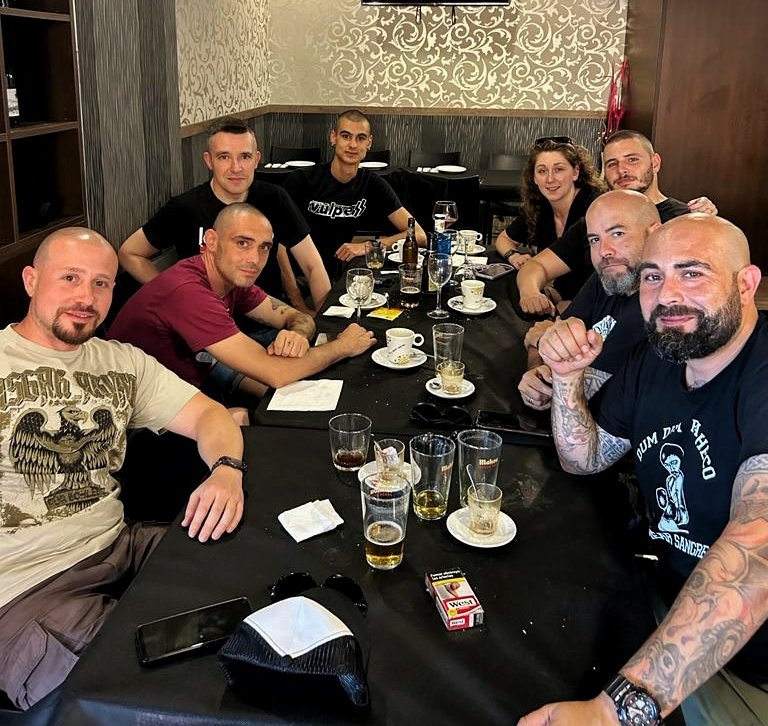 Comiendo con nuestros hermanos de DELITO DE ODIO antes del concierto de hoy.