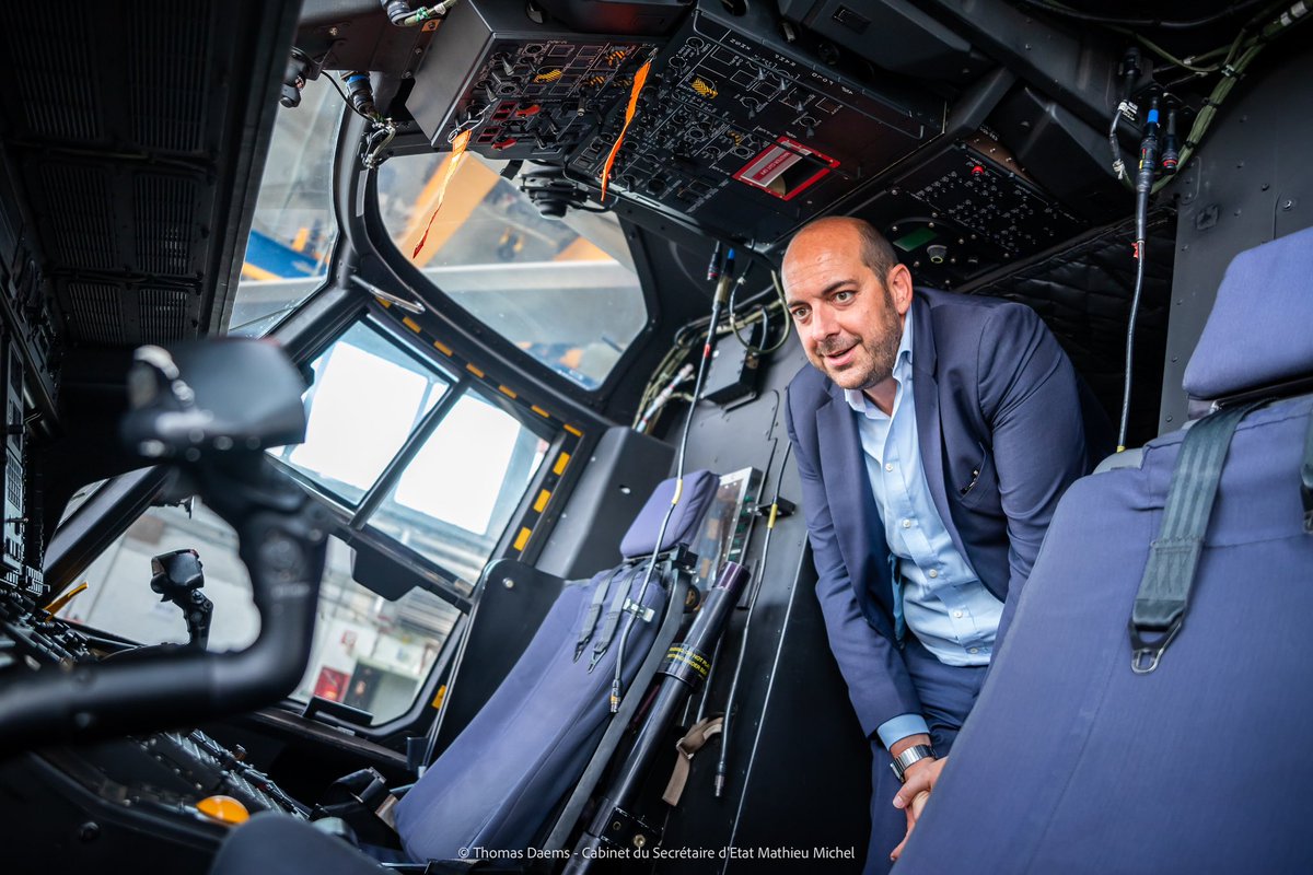 Hier, avec les Jeunes MR, nous avons visité la base aérienne militaire de Beauvechain. 🛩️ 🪖 Ce fut l’occasion de mieux connaître le travail de nos forces armées, leurs défis et les responsabilités qu'ils assument pour assurer notre sécurité nationale. #BeGov