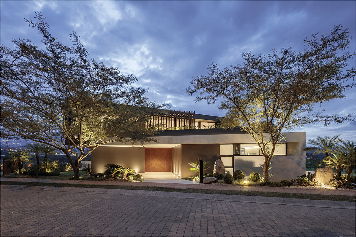 JordanSoudani's tweet image. This #uniquehouse has some a cool design as it embraces its spot on the hill. #coolarchitecture  cpix.me/a/172720870