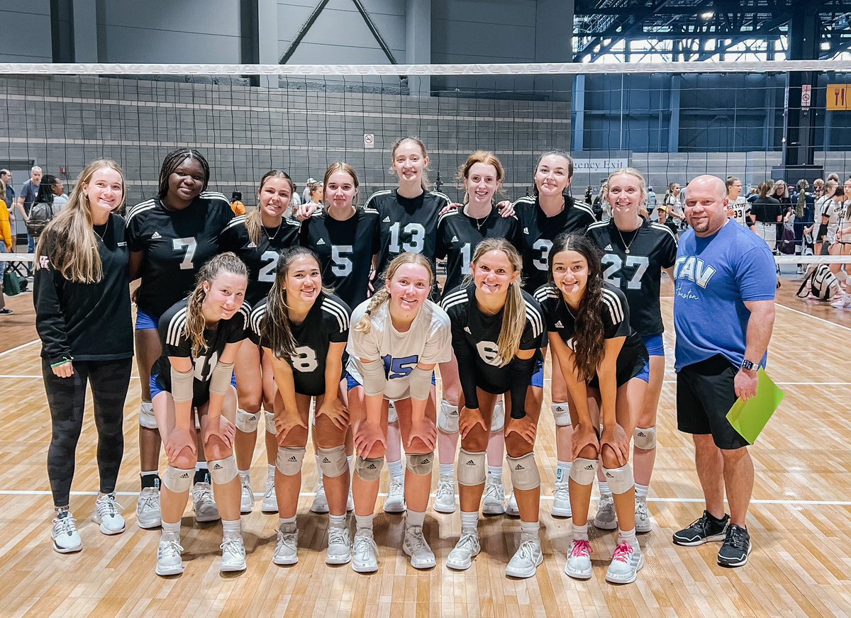 CONGRATULATIONS to 15 Adidas on finishing 9th overall in 15 National at USAV GJNC!!!🇺🇸 They finish the season ranked 2nd in Houston!⭐️ 
We are SO incredibly proud of these athletes and coaches for the way they competed together this week and throughout the season!💪🏽💙
#TAVFam