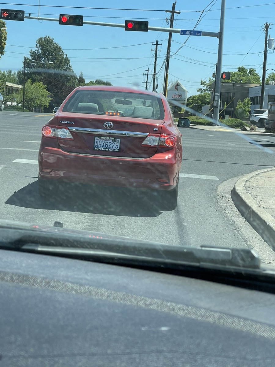 _lola_89's tweet photo. Can someone tell this person that they share the road with motorcycles?? They almost took out the same motorcyclist twice.. @yakimapolice https://t.co/Z2BmEN1jtB