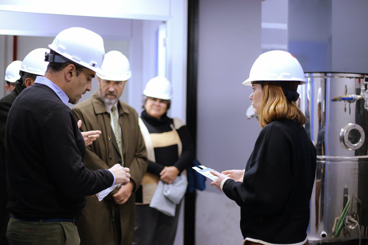 AvilaFernandaOk's tweet photo. La primera planta de baterías de litio en Latinoamérica es argentina. Recorrí, junto a @RCSalvarezza, las instalaciones de Y-TEC y compartí el entusiasmo de su equipo por el futuro de UniLiB, que incorporará litio catamarqueño a su cadena de producción. https://t.co/QDAKpV3uns