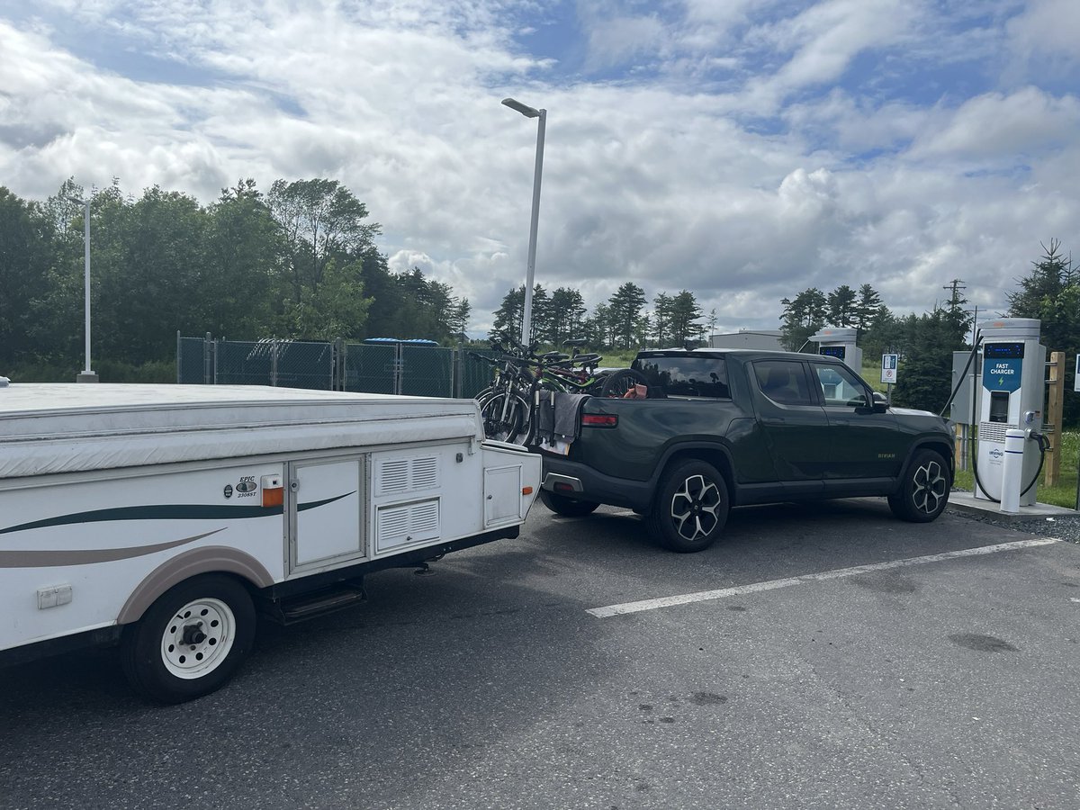 juddisjudd's tweet photo. @RateYourCharge only getting 18kw on a 62.5 (when not shared) ChargePoint. Other car is getting 55kw on a 62.5kw charger. Totally sucks and there is a line. Not helpful . . . @chargepoint #rateyourcharge https://t.co/bds5uzxIU0