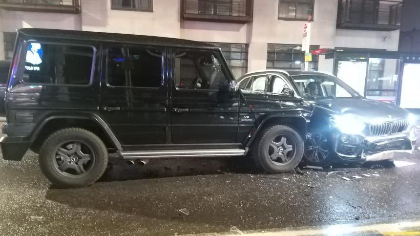 TheUKAr's tweet photo. "جزاء سنمار"

مواطن فرنسي يعيش في لندن صادف أثناء قيادته سيارته عملية سطو على شاحنة نقود خارج بنك في لندن عن طريق فصدم سيارته بسيارة أفراد العصابة وأحبط العملية وتسبب في اعتقالهم .. وجزاؤه أنه يواجه حاليًا فاتورة إصلاح ضخمة بعد أن رفضت شركة تأمين سيارته إصلاحها بينما تجاهله البنك وشركة الأمن ولم تشكره ورفضت المساعدة في دفع ثمن الأضرار التي لحقت بسيارته