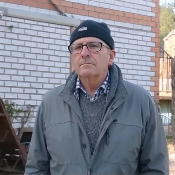 uaworldit's tweet photo. Petro Neshchadym ha 62 anni. Con la sua famiglia ha vissuto a #Moschun, nella regione di #Kyiv, negli ultimi 15 anni.
Ora si è trasferito a Cherkasy, poiché la sua casa è stata completamente distrutta durante le ostilità. https://t.co/ozl7swHcuH