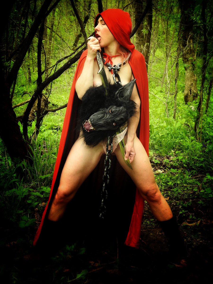 MollyBethModel's tweet photo. Little Red… just not how you think you know her. Two collections telling this sexy gal’s story exclusively available https://t.co/y5f1fXtWJs #cosplay #fantasy #model #mollybethmodel https://t.co/5uTPn8dXbP