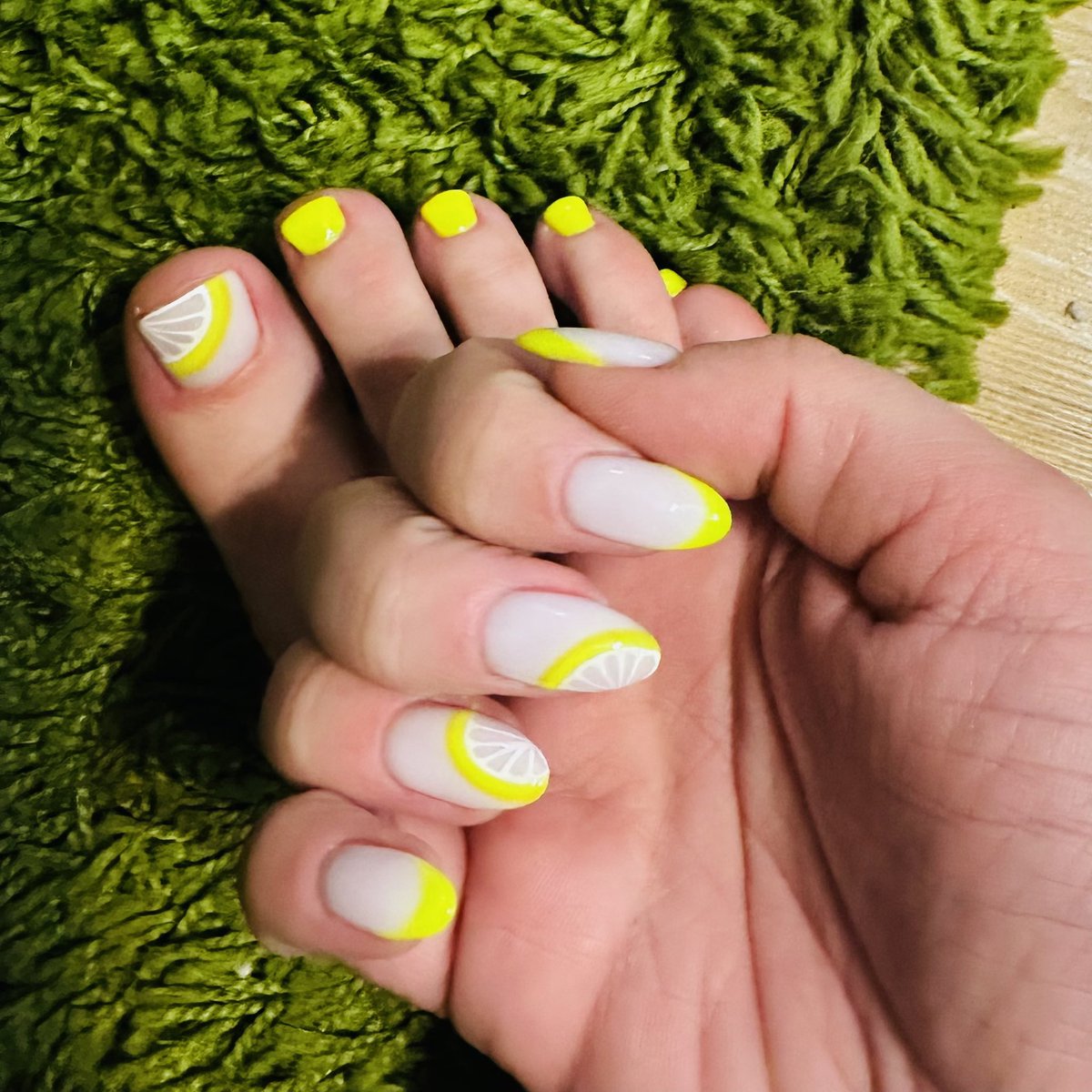 xartemia's tweet photo. Summer nails! https://t.co/uVIrwA6vt6