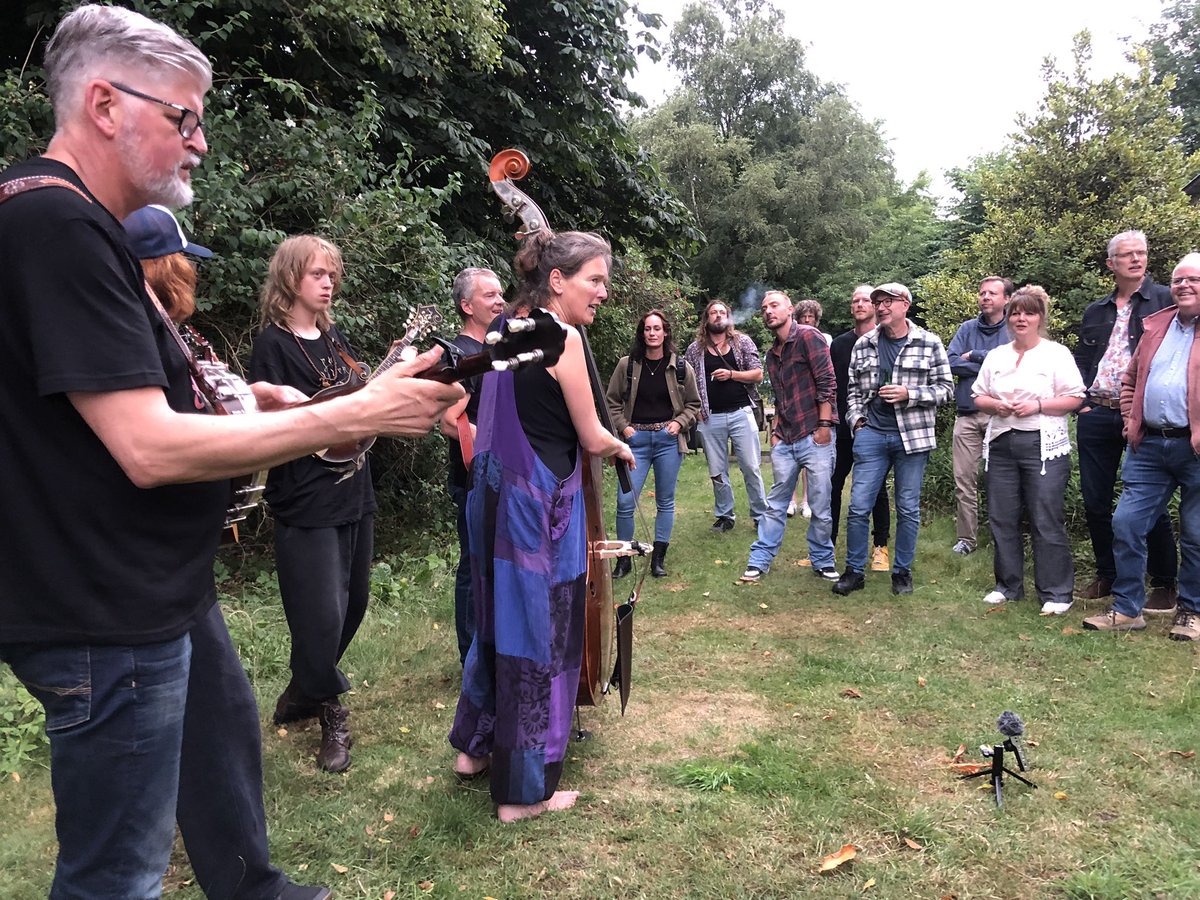 Antje_Kingma's tweet image. Avondje uit 🤠 #tuinkamerconcert #bluegrass #stringbeans