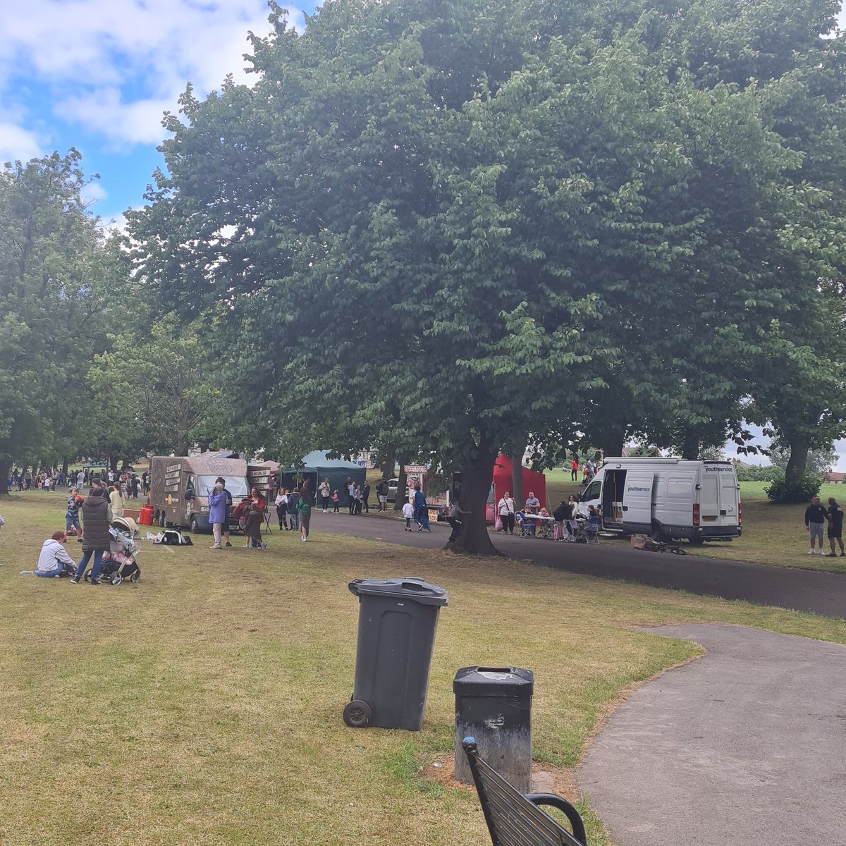 Today we geared up for Lark in the Park at East End Park in Leeds! Representing @leeds2023 to the fullest & it was fun. Councillors Asghar Khan, Cllr Luke Farley, & Cllr Nkele Manaka were all there. I had a hearty conversation with Leeds Cental MP Hilary Benn💙
#RevitaliseMinds