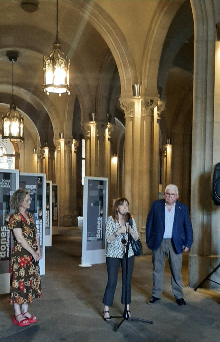 MartaFdezJurjo's tweet photo. 29/06 Acte d'inauguració de l'exposició “Dones medievals: realitat i ficció”, produïda per l’#IRCVM.
Presentació i parlaments
institucionals al vestíbul de l’Edifici Històric @UniBarcelona de la comissària Meritxell Simó
@IRCVM, Gemma Marfany, Jordi García i Agustí Alcoberro. https://t.co/GmWdZHvFhm
