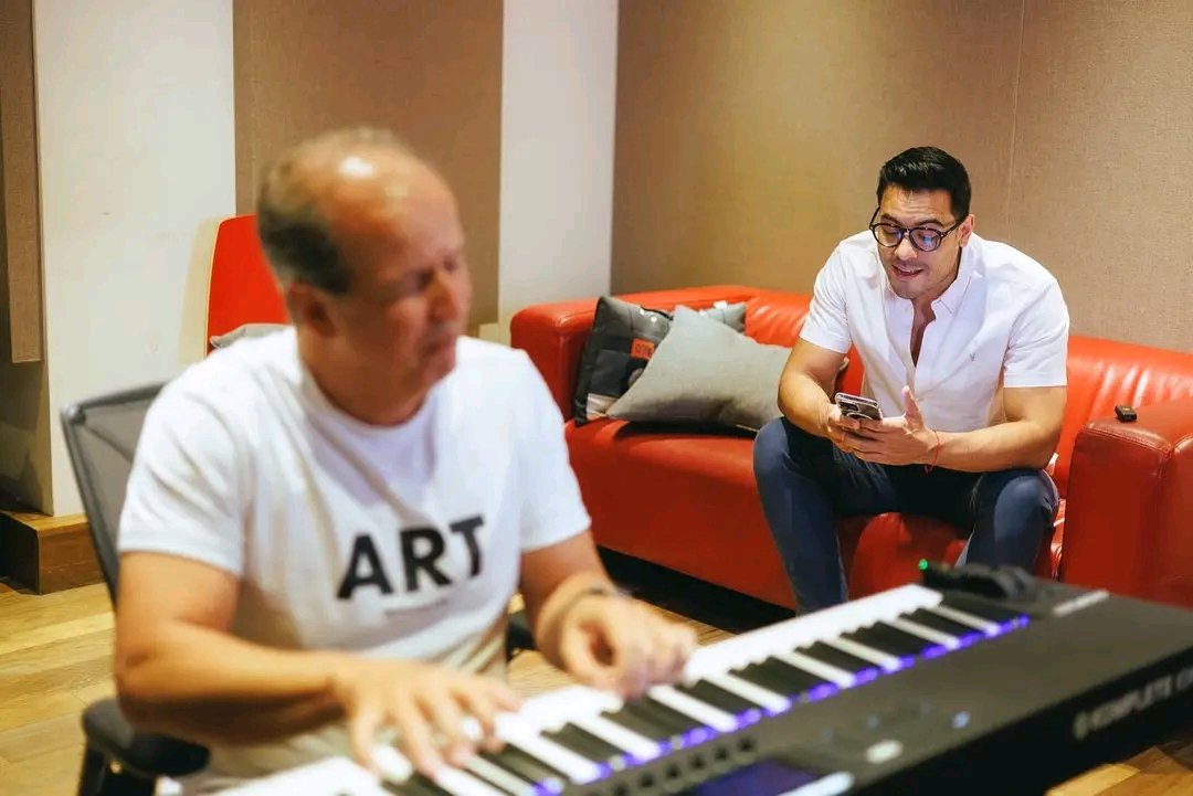 @_CarlosRivera
Hace unas semanas volví al estudio con mi maestro @julioreyesmusic preparando más música para compartirles. Nos seguimos sincerando y emocionando con cada letra y cada nota. #Sincerándome
@Online_RiveraP
@LQCLRiveristas