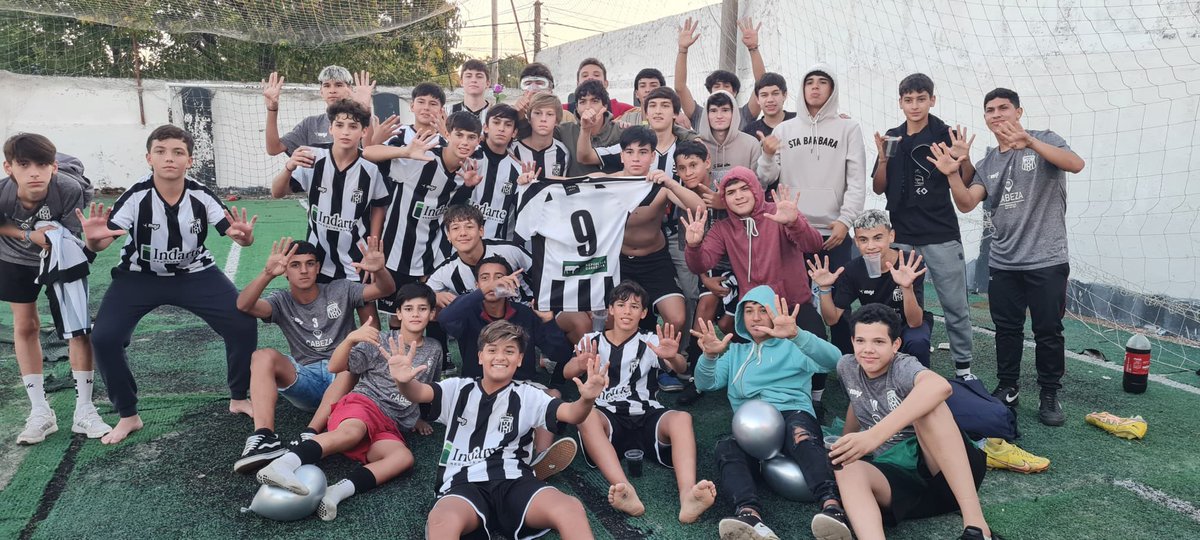 Wanderers FC Artigas (@wanderersfcart) on Twitter photo WANDERERS CAMPEรN DE ARTIGAS SUB-14
ยกTras el empate 2-2 el bohemio se impuso por penales a Progreso y es campeรณn juvenil!
Orgullo de los nuestros, felicitaciones a todos los que son parte, Wanderers cuna de campeones!
ยก๐๐๐๐๐๐๐, ๐๐๐๐๐๐๐๐ ๐ ๐
๐๐๐๐ฬ๐๐๐๐! WANDERERS CAMPEรN DE ARTIGAS SUB-14
ยกTras el empate 2-2 el bohemio se impuso por penales a Progreso y es campeรณn juvenil!
Orgullo de los nuestros, felicitaciones a todos los que son parte, Wanderers cuna de campeones!
ยก๐๐๐๐๐๐๐, ๐๐๐๐๐๐๐๐ ๐ ๐
๐๐๐๐ฬ๐๐๐๐!