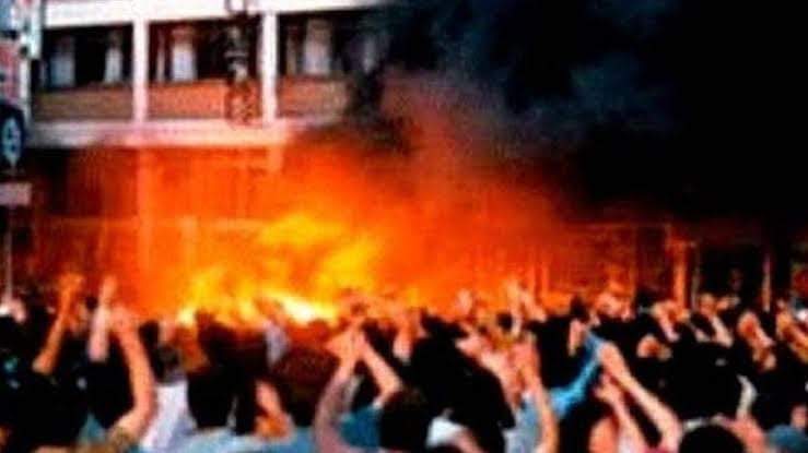 Kim verdi sana bu aklı
Fikir rehberin sahiden Kur'an mı?
Olduysa da bir hayli,
kesileli nefesimiz.
Madımak'ta soğumadı hala küllerimiz.!
Soruyorum sana ey faşist
ey yobaz
Sen mi insansın;
yoksa dal gibi
ağaç gibi
orman gibi yanan mı?

#unutMADIMAKaklımda
#SivasıUnutma