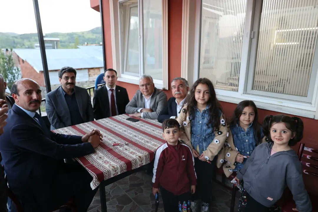 sivasvaliligi's tweet photo. Valimiz Sn. Yılmaz Şimşek, günün son ziyaretini Suşehri Karacaören köyüne gerçekleştirdi.

Köyde bulunan kıraathanede vatandaşlarımızla bir araya gelen Valimiz Şimşek, kahve ve çay eşliğinde köy sakinleri ile sohbet gerçekleştirdi. Köyün genel durumu hakkında bilgide alan Valimiz Şimşek, misafirperverliklerinden dolayı köy  halkına teşekkürlerini iletti.