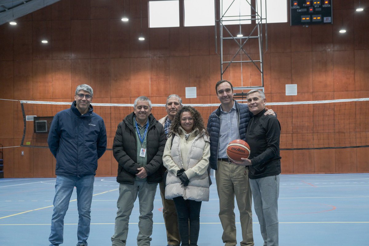 gore_magallanes's tweet photo. El Gobernador @JorgeFlies en compañía del seremi de Deporte y del seremi MOP visitó el gimnasio 18 de Septiembre con el objetivo de realizar una inspección del recinto que brindará un renovado y maravilloso espacio para los deportistas de Magallanes. #PorUnaRegiónDeDeporte https://t.co/0LVMII96uh
