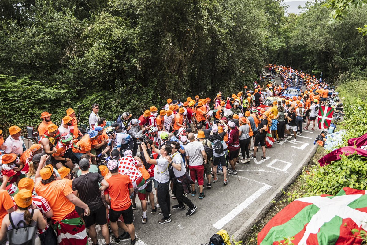 LeTour's tweet image. 🤩 This crowd is legend !

🤩 Ce public est magique ! 

#TDF2023 

📸 A.S.O. / Charly Lopez