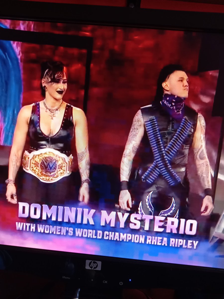 #MITB Cuando sale Mami ni quien vea al Dominik Buuuuuuu Mysterio