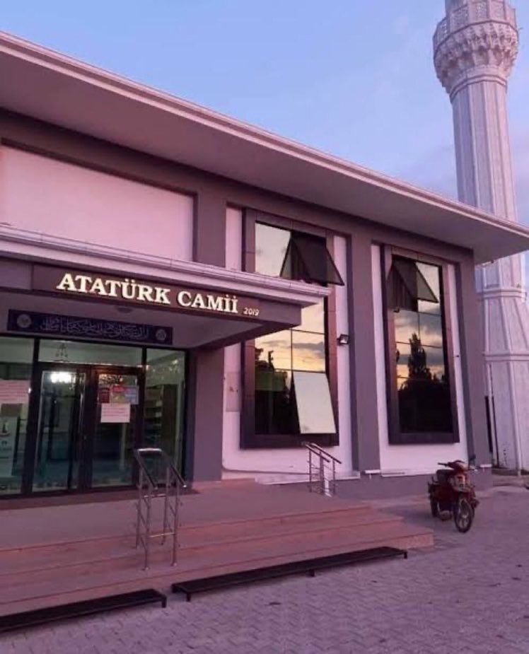 Emekli bir ögretmen Afyon şuhut ilçesinde kendi arsasının üstüne yaptırdığı camiye Atatürk adını verdi 
saygılar sevgiler öğretmenim 🇹🇷🇹🇷
